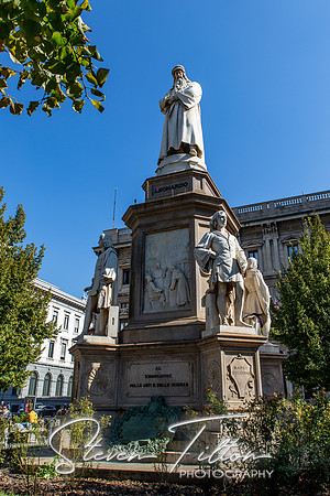 Leonardo da Vinci Statue