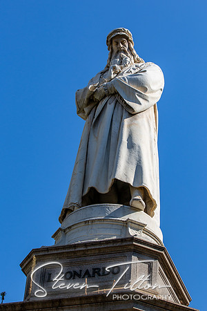 Leonardo da Vinci Statue