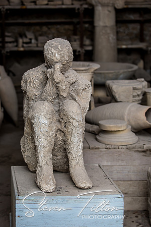 Pompei Cast of a seated man