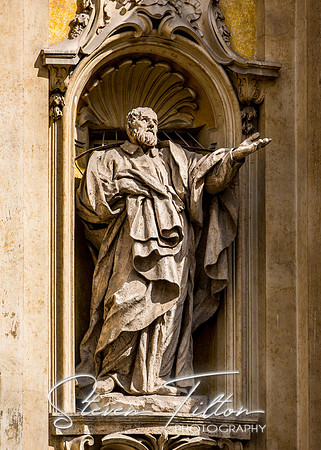 Various sights of interest walking  down the streets of Rome