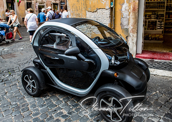 Various sights of interest walking  down the streets of Rome