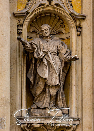 Various sights of interest walking  down the streets of Rome